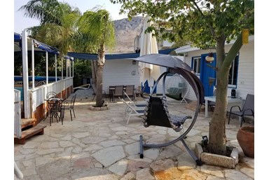 בקתות האגם - החצר והבריכה