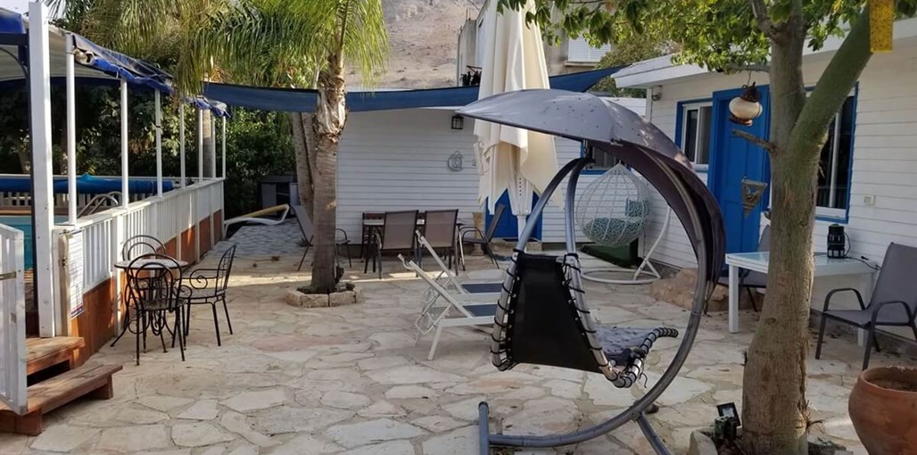 בקתות האגם החצר והבריכה (16).jpg