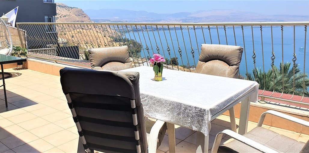 אירוח מיכל בכנרת הנוף והמרפסת (2).jpg