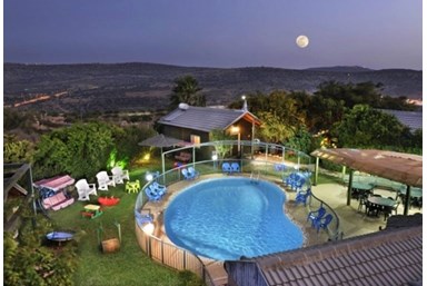 נפלאות הכנרת - החצר הבריכה והג'קוזי ספא