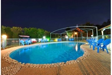 נפלאות הכנרת - החצר הבריכה והג'קוזי ספא