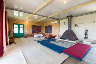 אצל שמשון בחצר - החאן