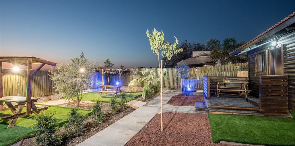 אהבה בלב הגולן החצר (2).jpg