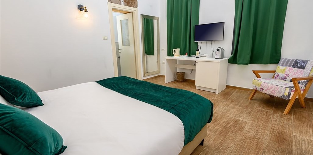 מלון בוטיק רוזנטליס חדר נוף זוגי (3).jpg