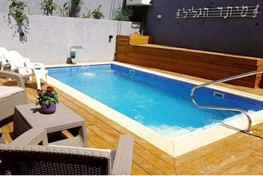 מיתר הגליל - החצר והבריכה 