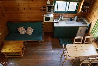 אצל אבנר - בקתות העץ