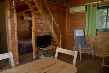 אצל אבנר - בקתות העץ