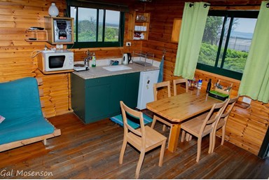 אצל אבנר - בקתות העץ