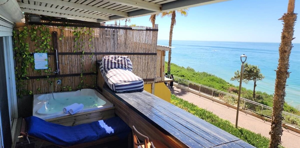 קסם על הים - סוויטות מול גלי הים טרסת עץ 2023 (5).jpeg