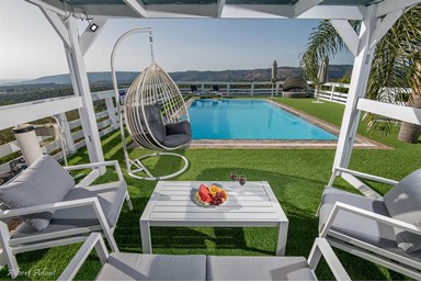 אחוזת תאי TAI - החצר והבריכה