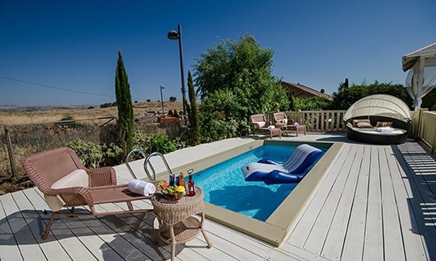 סוויטות אספרנסה חצר ובריכה (4).jpg