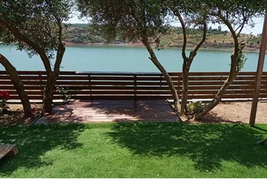 צימר וידאד - בריכת רם - מרפסת הגן והאגם