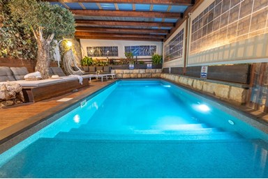 פנינת הברון מטולה - בריכה מחוממת ומקורה