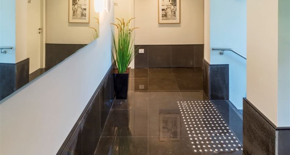 מלון דיזנגוף 208 תל אביב מבואה למסדרון.jpg