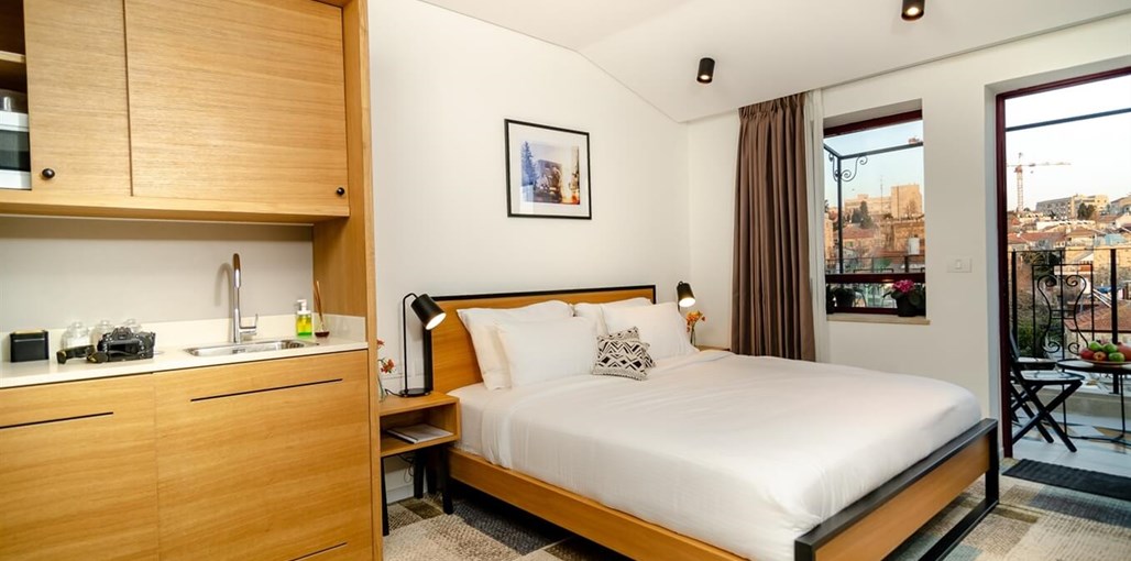 מלון ביאזי סוויטה עם מרפסת אינגליש קייק 1.jpg