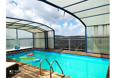 חניתה בשתולה - החצר והבריכה