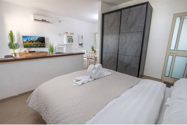 סוויטות לוגאסי - הסוויטות