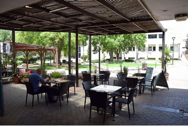 חדרי אירוח בלו ברי - המסעדה והסביבה