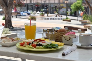 חדרי אירוח בלו ברי - המסעדה והסביבה