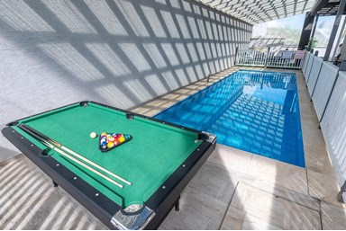 ניו גולד - החצר והבריכה