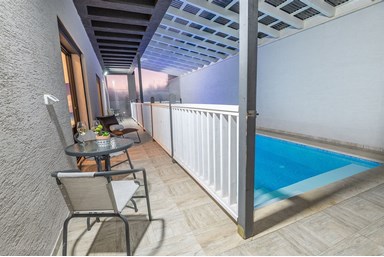 ניו גולד - החצר והבריכה