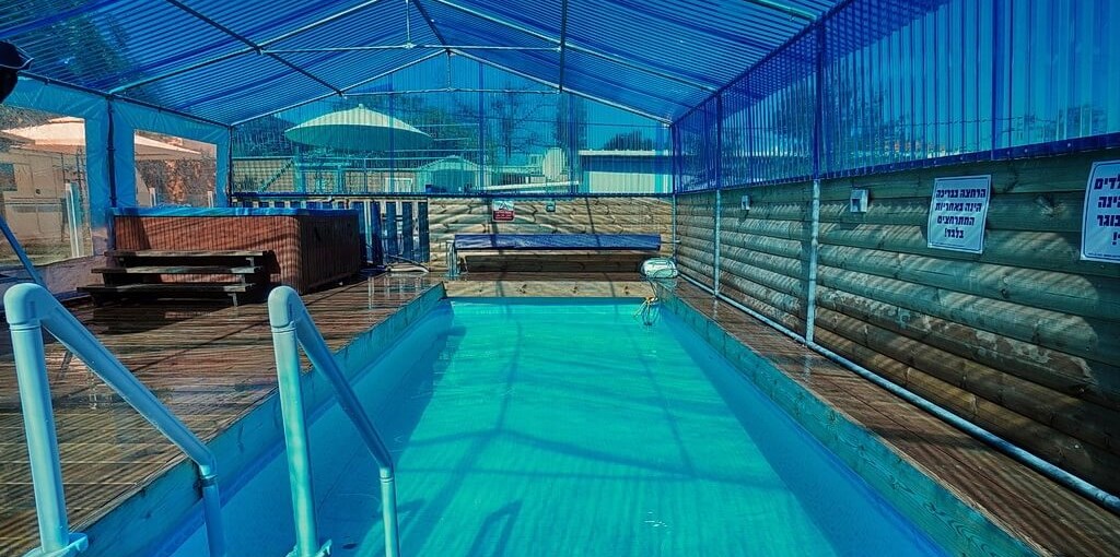 הצימרים של אמילי הצימרים של אמילי - הבריכה והחצר (3).jpg