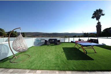 סוויטות שלווה בכנרת - הבריכה החצר והנוף 