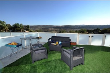 סוויטות שלווה בכנרת - הבריכה החצר והנוף 