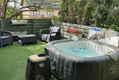 הרמוניה - החצר והבריכה