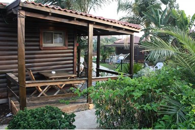 הילת האור בוטיק - הבריכה, הג'קוזי והחצר