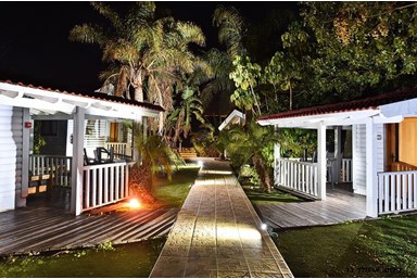 הילת האור בוטיק - הבריכה, הג'קוזי והחצר