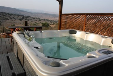 הילת האור בוטיק - הבריכה, הג'קוזי והחצר