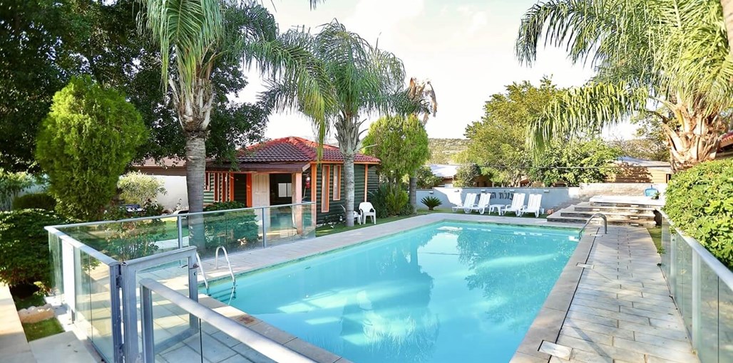 אצולת הכנרת החצר הבריכה והמטבח (2).jpg