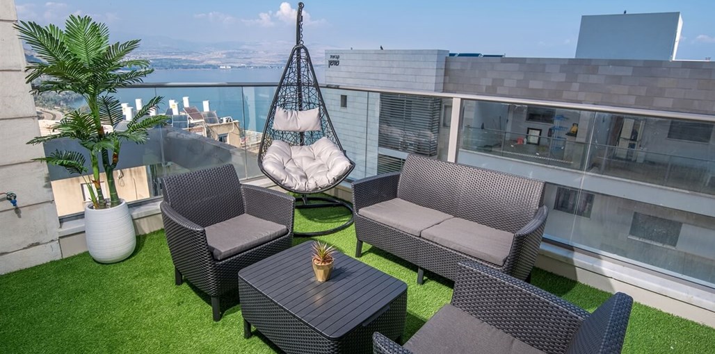 אצל בתיה המרפסת (1).jpg