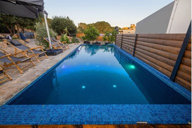 ארט סוויטות יוקרה - החצר והבריכה