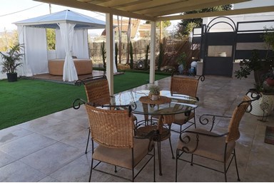 סוויטות איתמר - החצר והבריכה