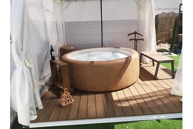 סוויטות איתמר - החצר והבריכה