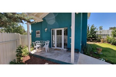 החן בירוק - החצר והסביבה