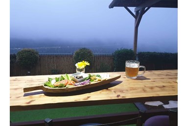 סוויטות ספא סטודיו - החצר, הבריכה הסאונה והנוף