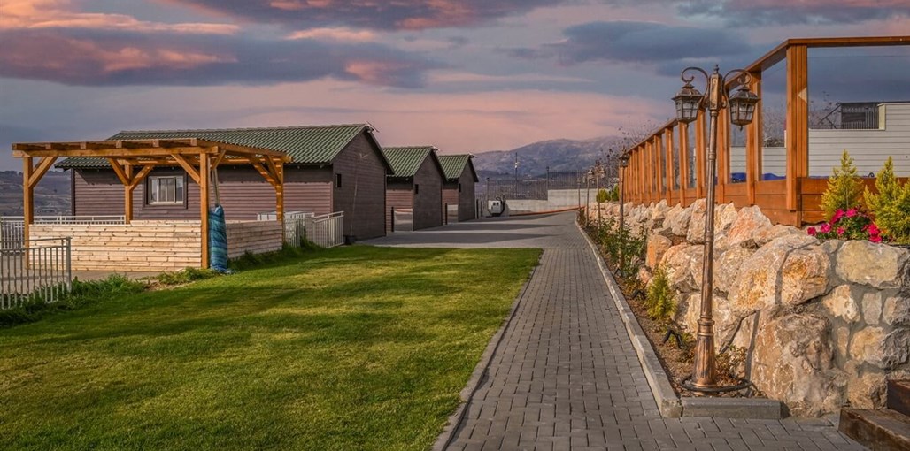 וילאג' צימר וילאג' צימר - החצר, הבריכה והנוף (10).jpg