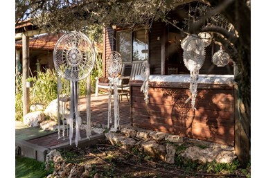 הילה - הרוח הגלילית - החצר והבריכה