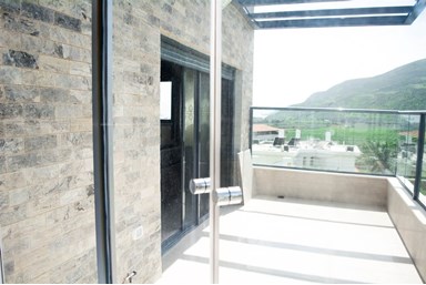 במושבה מול הכנרת - המרפסת והנוף