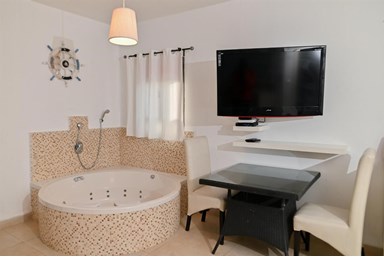 בראשית בגולן - בקתת גולן 