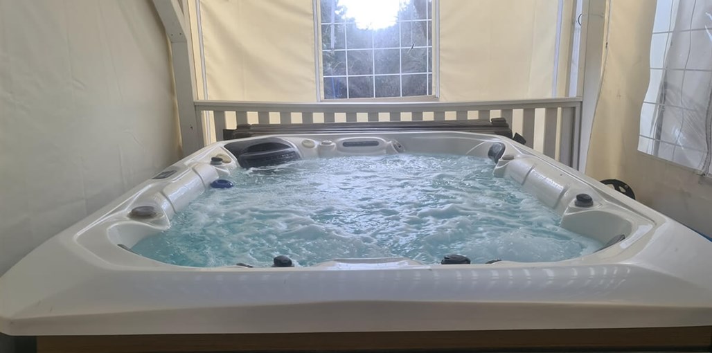 בוסתן לבל הבריכה החצר והג'קוזי (9).jpg