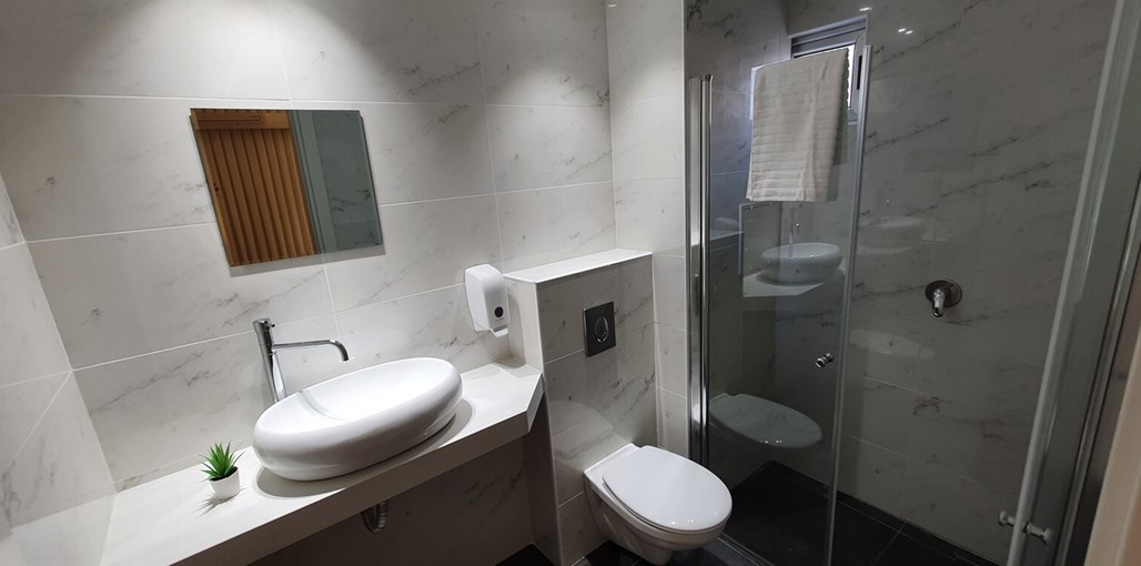 מלוני בוטיק - Melony Boutique חדר רחצה.jpg