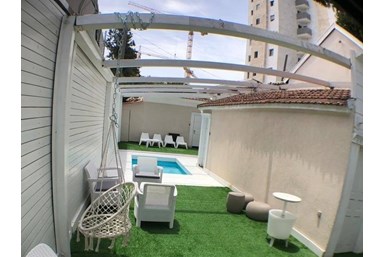 אריא TLV חדרי אירוח - החצר והבריכה 