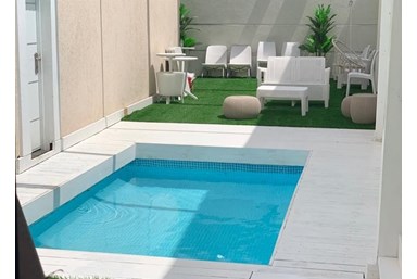 אריא TLV חדרי אירוח - החצר והבריכה 