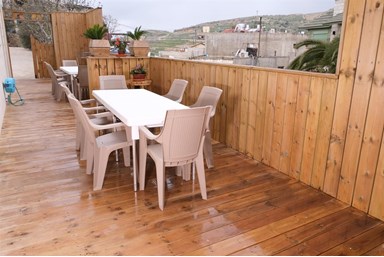 צימרים בלב הכפר - המרפסת, החצר והנוף