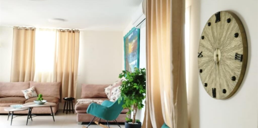 בטיילת מול הים טיילת מול הים (1).jpeg