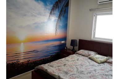 בטיילת מול הים